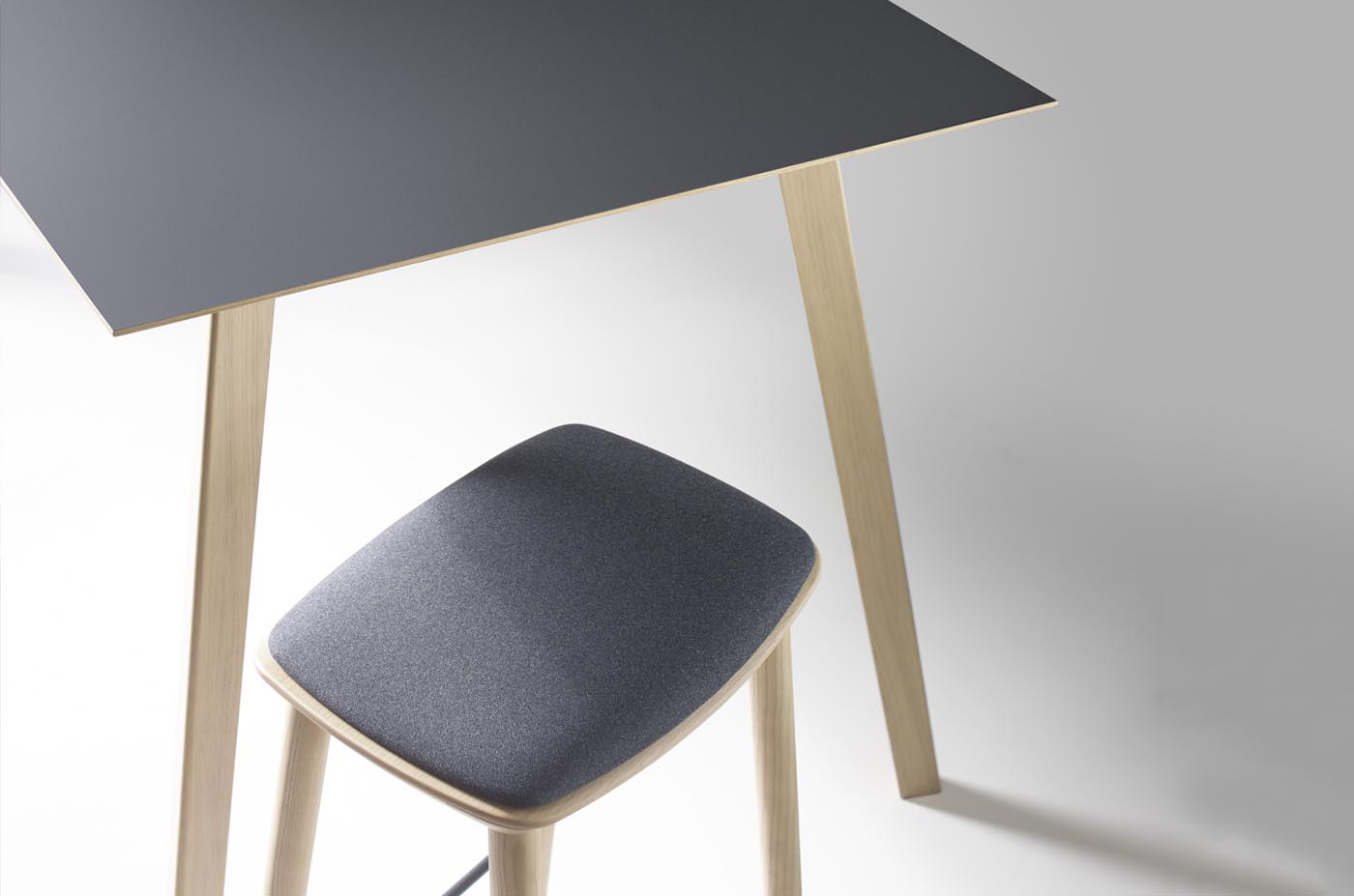 Table haute Aise avec un tabouret Bisell