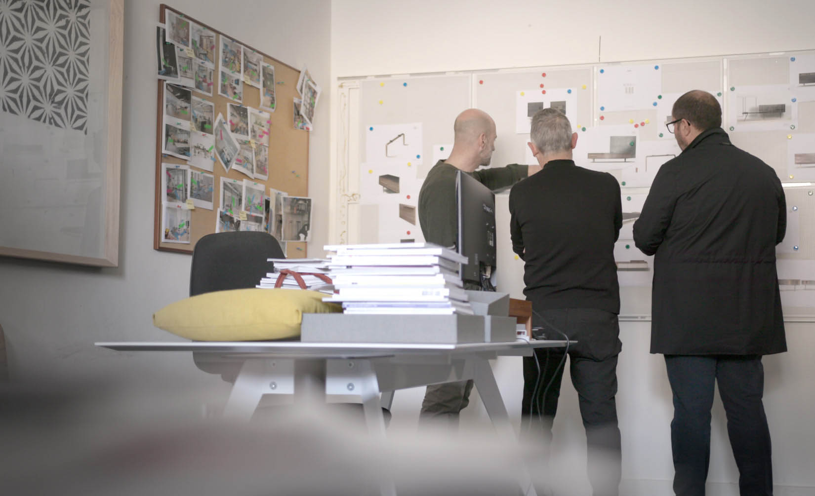 Diseñadores Angel Marti y Enrique Delamo discutiendo sobre la colección Aura de Treku